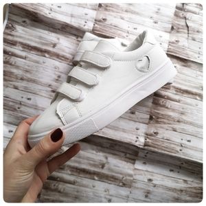 🆕🌟7 White Sneakers casual and cute silver heart